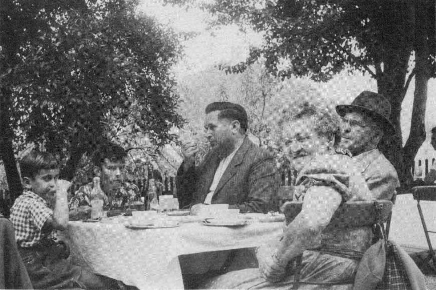Josef (Pieps) Dengier (Mitte) mit Frau Pemsel und einem Mitglied der Geschäftsstelle bei der Einkehr